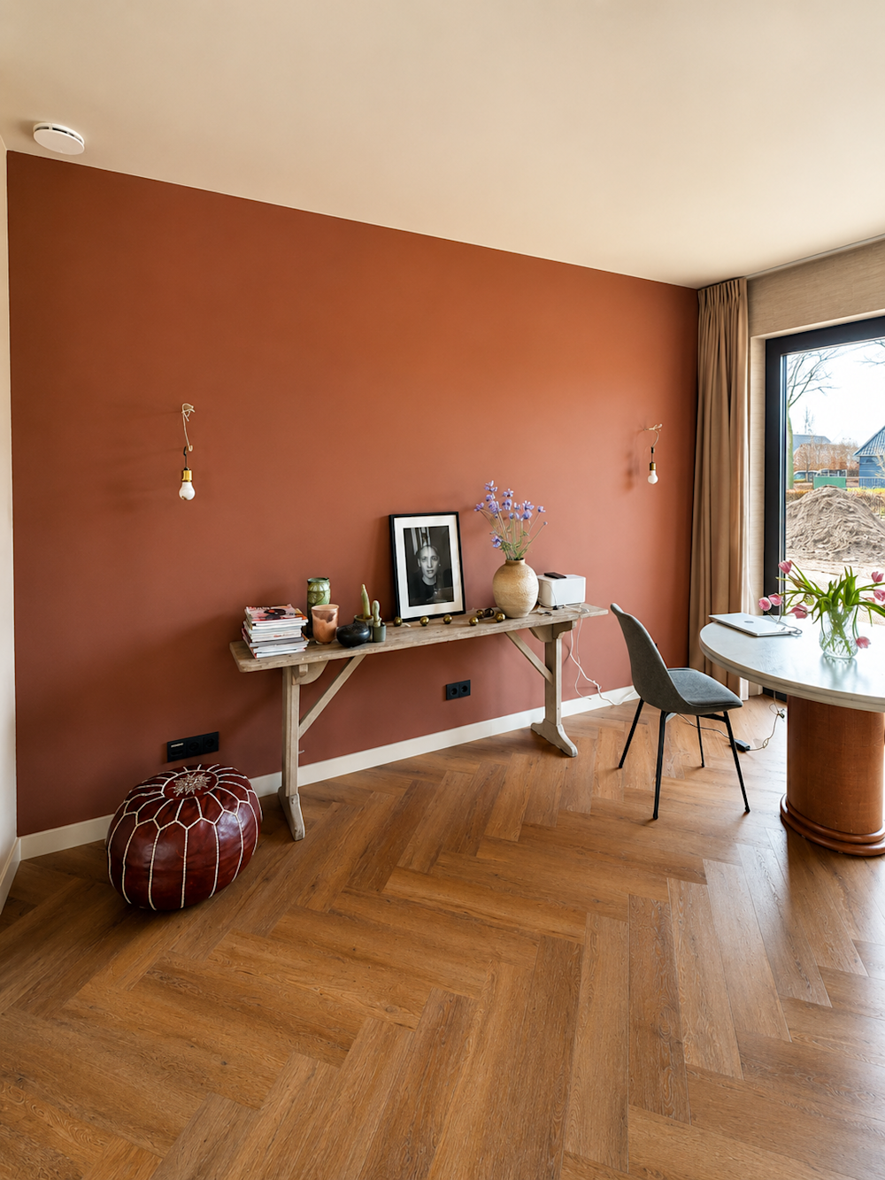 colora inspiratiebeeld – woonverhaal Veghel – Leefruimte met terracotta accentmuur – WE M138 Holly Terra & WE M86 Ancient White