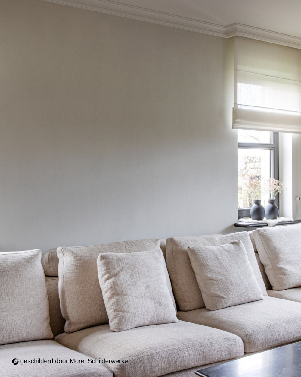 woonkamer-met-arcade-raffia-en-lichte-zetel