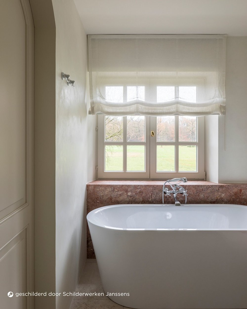 Image d'inspiration Colora – Aqua Sensa – Baignoire îlot, grande fenêtre, touches de marbre, lumière douce – AS 03 – peinte par Schilderwerken Janssens