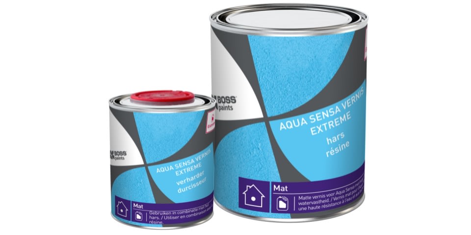 Twee blikken BOSS paints Aqua Sensa Vernis Extreme hars met blauwe en paarse labels, een grote en een kleine, beide gelabeld voor gebruik binnenshuis en matte afwerking.