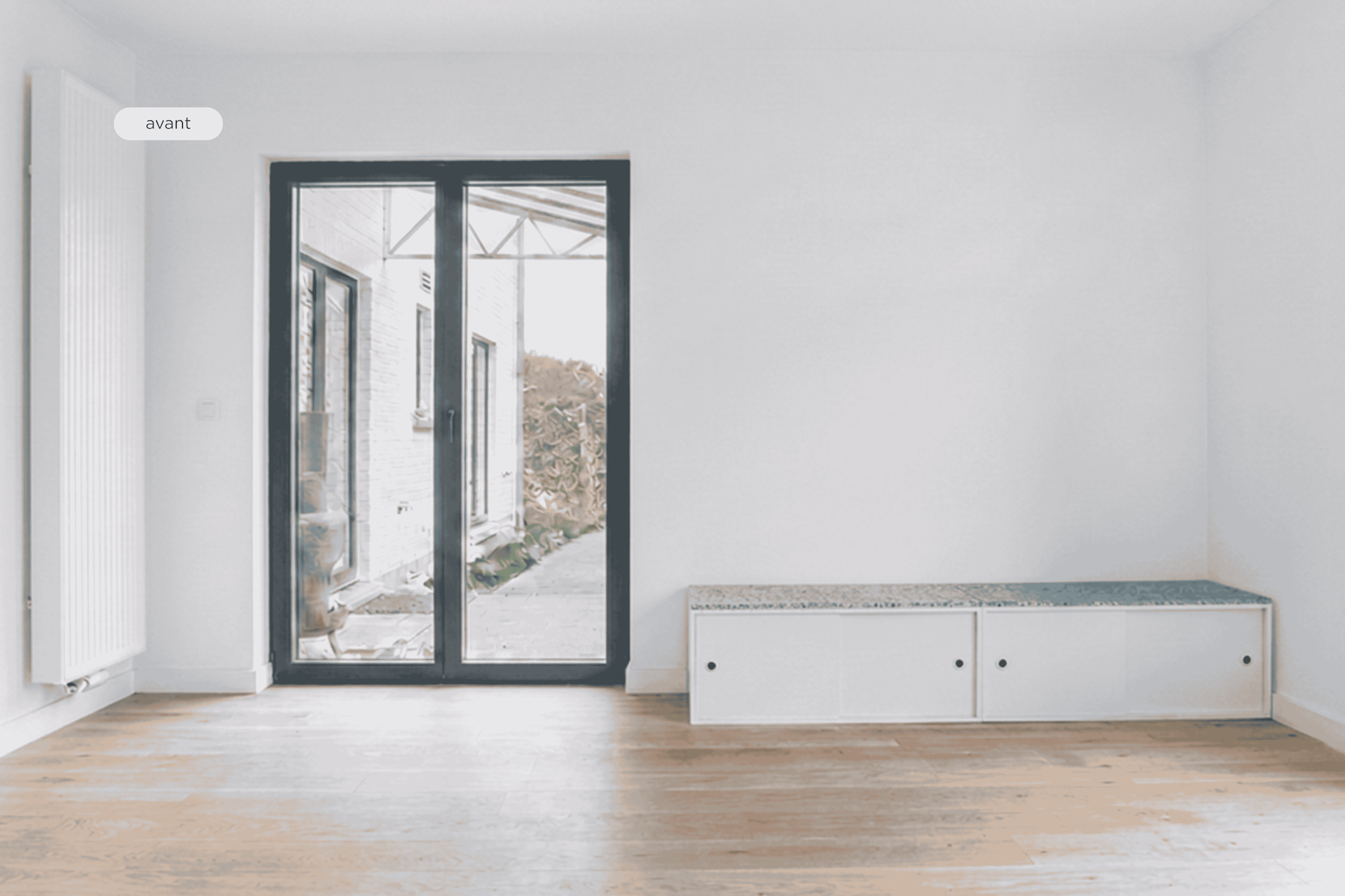 Salon minimaliste aux murs clairs et au sol en bois, avec un TV posé sur un meuble bas blanc, une petite lampe foncée, un fauteuil moderne agrémenté d’un plaid en fausse fourrure et une grande fenêtre offrant une vue sur la verdure extérieure.