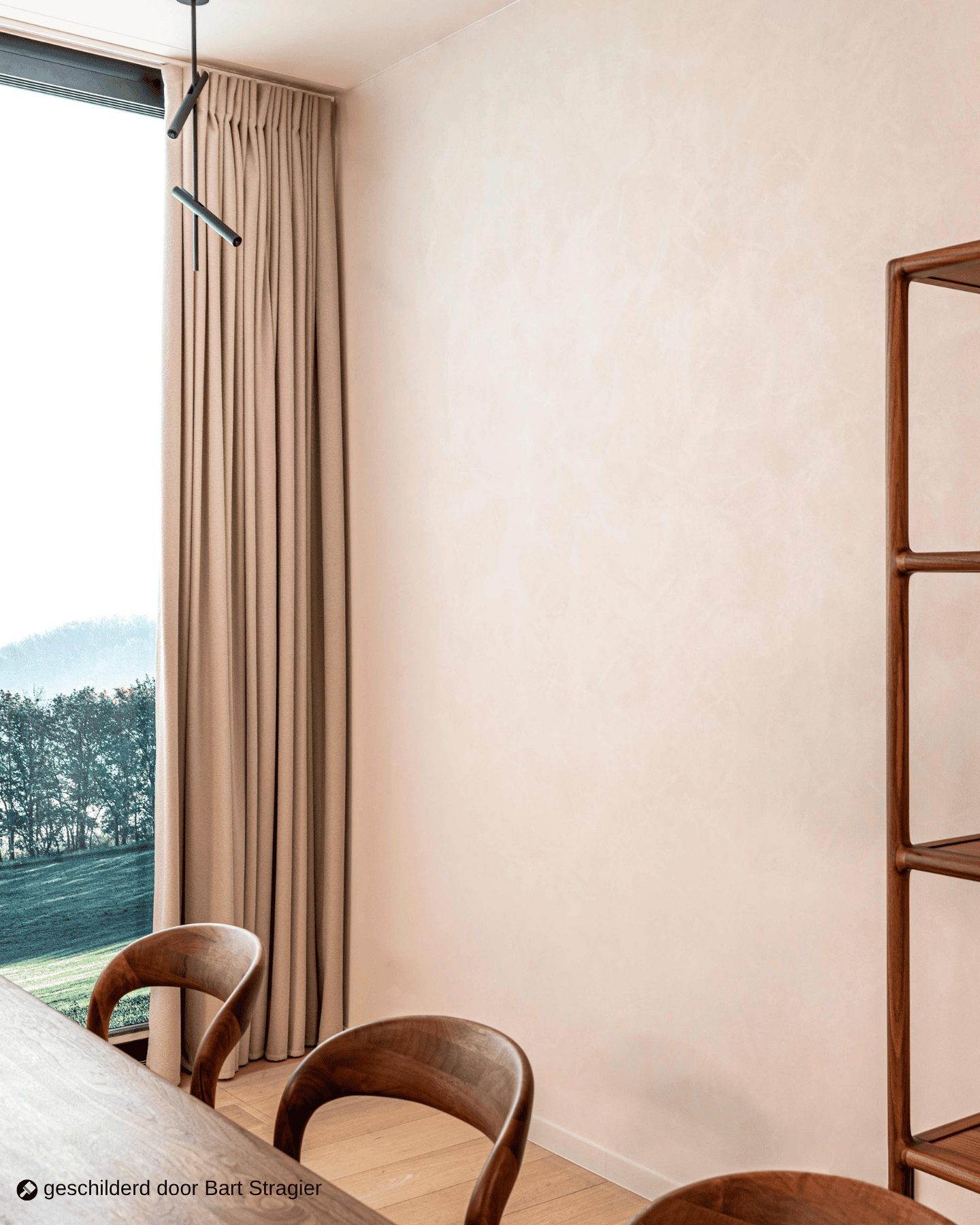 beige muur met donkerhouten meubels en gordijn open
