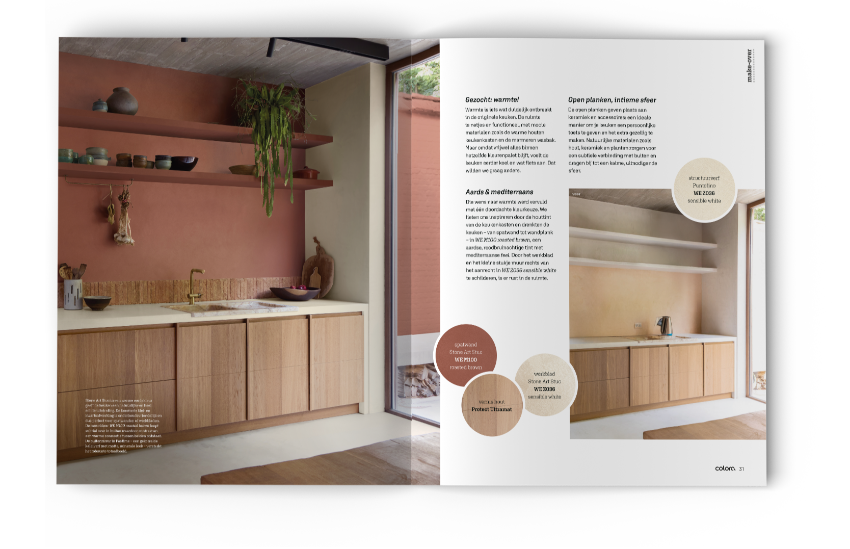 Een spread in een tijdschrift toont een moderne keuken met houten kasten, open planken, planten en zachte aardetinten. Tekstblokken en kleurstalen benadrukken de ontwerpdetails op de rechterpagina. Grote ramen laten natuurlijk licht binnen.