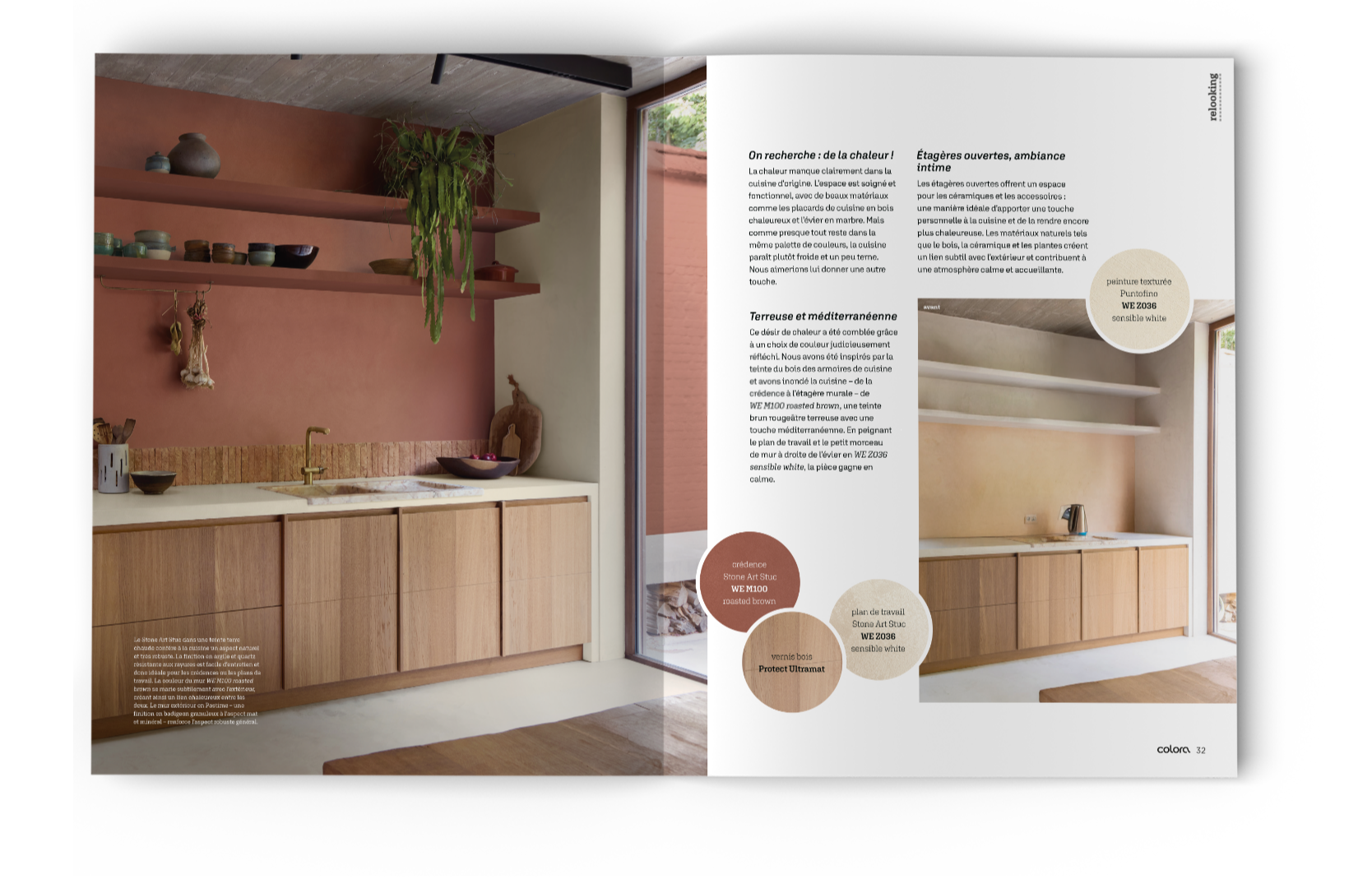 Une double page d'un magazine présente une cuisine moderne avec des armoires en bois, des étagères ouvertes, des plantes et des tons doux et terreux. Des blocs de texte et des nuanciers mettent en valeur les détails du design sur la page de droite.