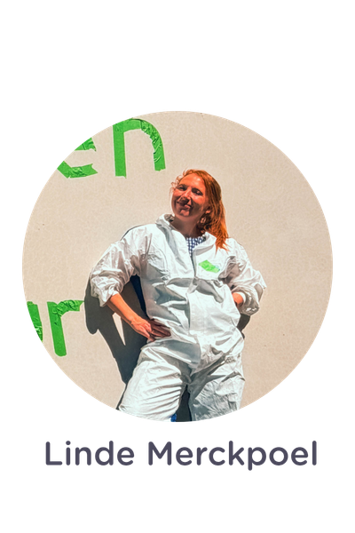 Een vrouw met lang rood haar, gekleed in een witte jumpsuit, staat tegen een lichtgekleurde muur met groene tekst. Onder de afbeelding staat de naam „Linde Merckpoel”.