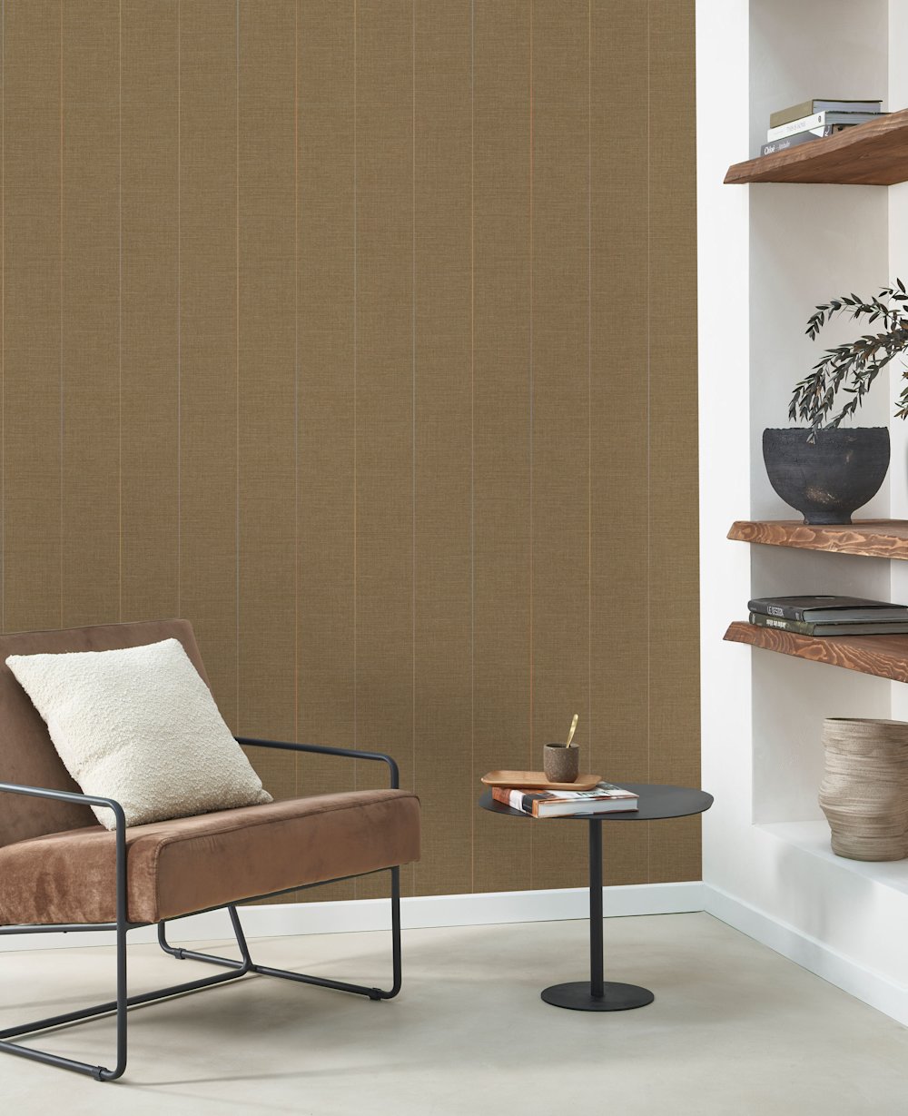 papier peint - salon - Casadeco - Carnaby Street - 200542106 - marron - carreaux marron, fauteuil, ambiance chaleureuse