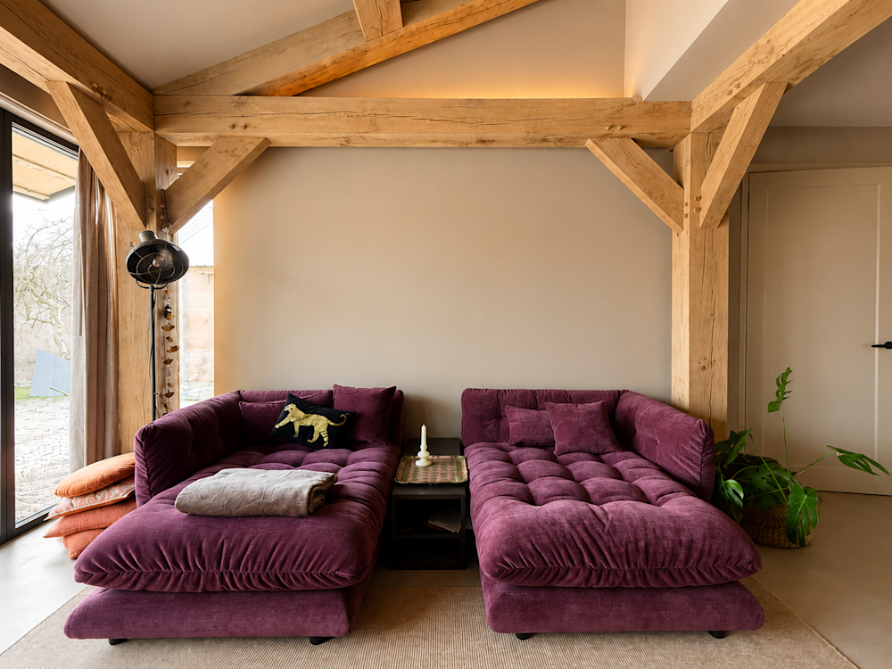 colora inspiratiebeeld – woonverhaal Veghel – Leefruimte met paarse sofa's – WE M86 Ancient White