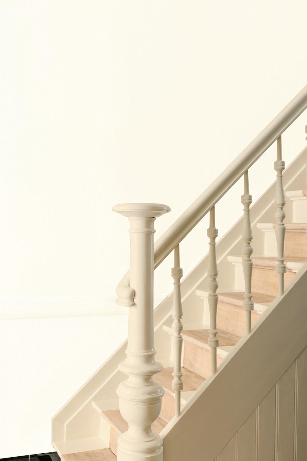 Inspiratiebeeld colora - detailbeeld houten trap in het wit - colora magazine SS2021