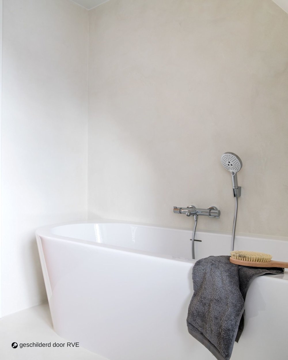 Image d'inspiration Colora – Aqua Sensa – Salle de bains beige clair avec baignoire îlot – AS 01 – peinte par RVE