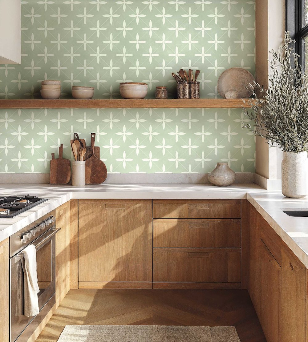 behang - keuken - Caselio - Kitchen box - KBO106900746 - groen - wit - Keuken met houten kasten, mintgroene wand met bloemmotief, open houten rek met servies.