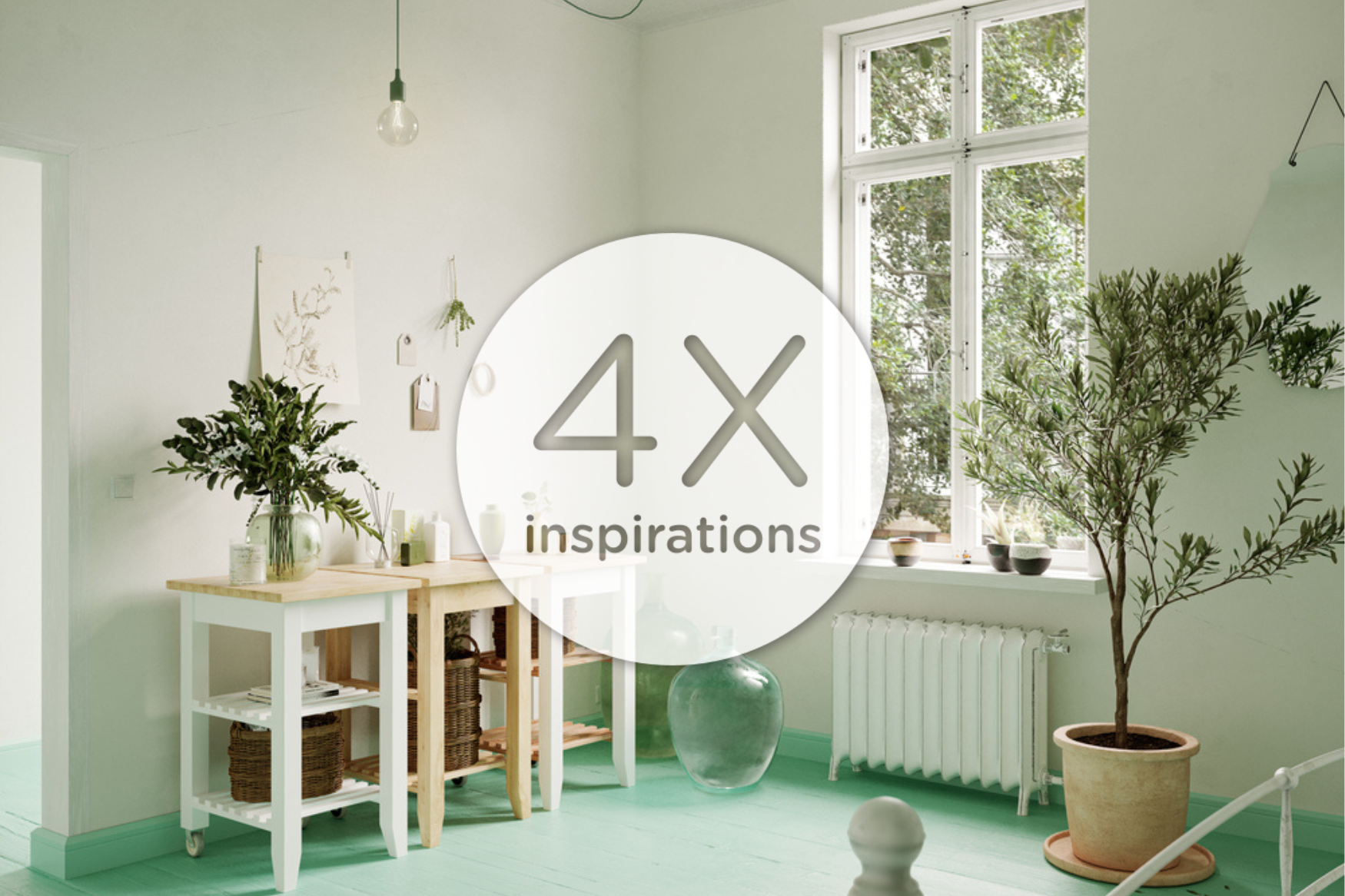 Une pièce lumineuse et minimaliste avec des plantes en pot, des murs blancs, un parquet vert clair et la lumière naturelle d'une fenêtre. Un grand texte « 4X Different » est superposé au centre.