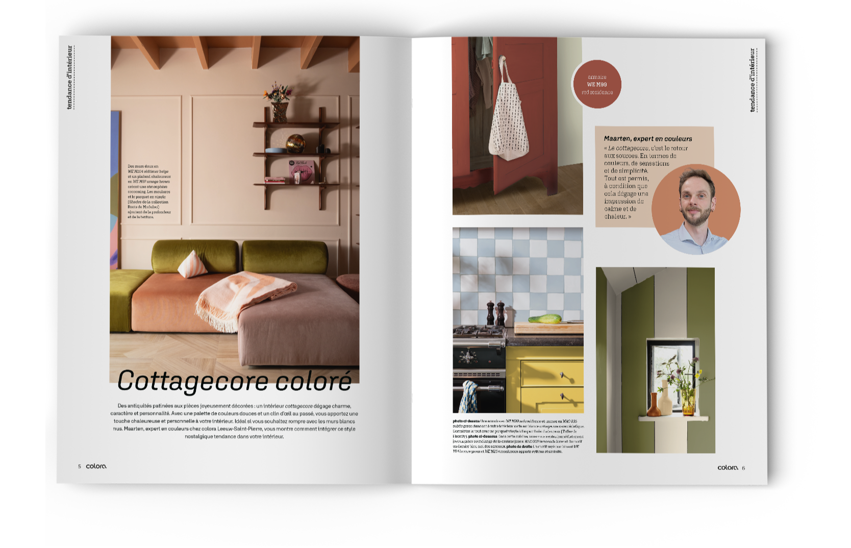 Un magazine ouvert montre, sur la page de gauche, un salon coloré avec un canapé vert et des plafonds en bois, et, sur la page de droite, des photos de décoration de cuisine et des idées de couleurs, accompagnées d'un texte en néerlandais.