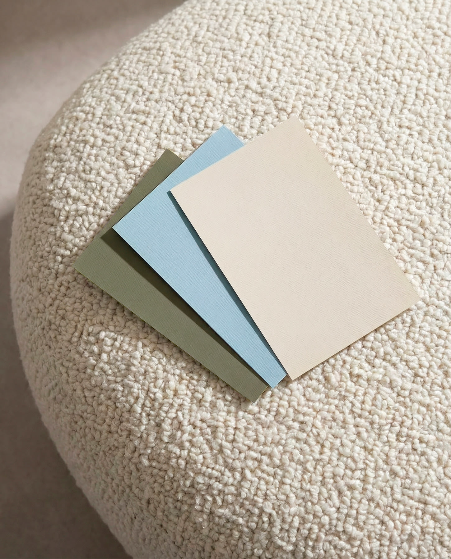 bimu - woonkamer – kleurenpalet – bouclé poef - coloramagazine