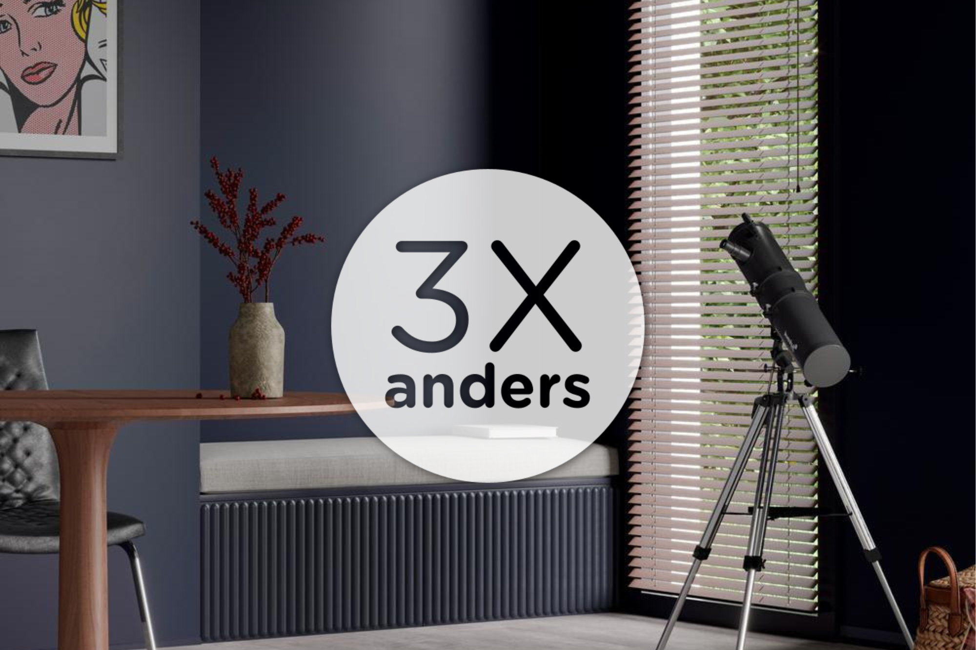 Modern interieur met een houten tafel, een vaas met rode takken, muurkunst, een telescoop bij een raam met jaloezieën en een tekst met daarboven "3X anders.