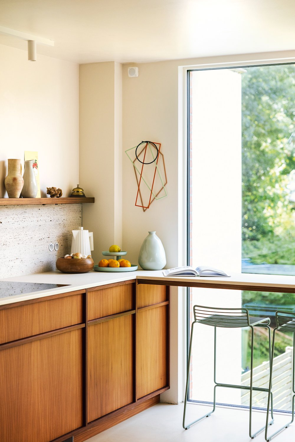 BIMU – keuken – off white – WE Z027 - Boss-touch & Bossflow Silk – woonverhaal Camille bel-étage Berchem – coloramagazine