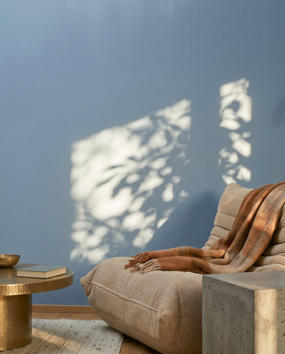 couleur - espace de vie - Mur bleu, fauteuil, jeux de lumière - WE M100 - WAC 060 - bossflow silk - wave3 2026 journées promotionnelles