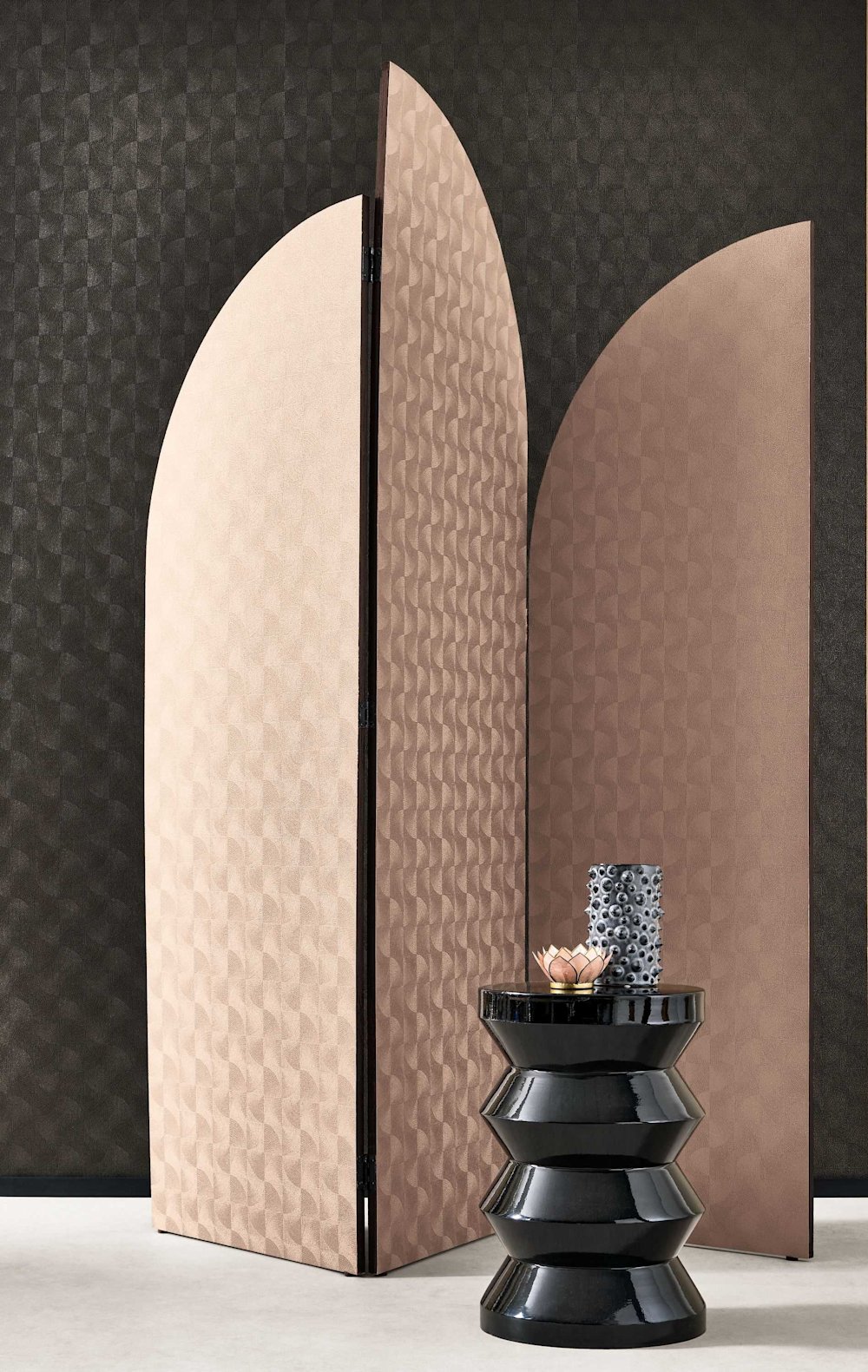 behang - woonkamer - Casadeco - Solaris - SOLA201884510 - geel - bruin - kamerscherm met structuurbehang roségoud tinten zwart bijzettafeltje decoratieve accessoires