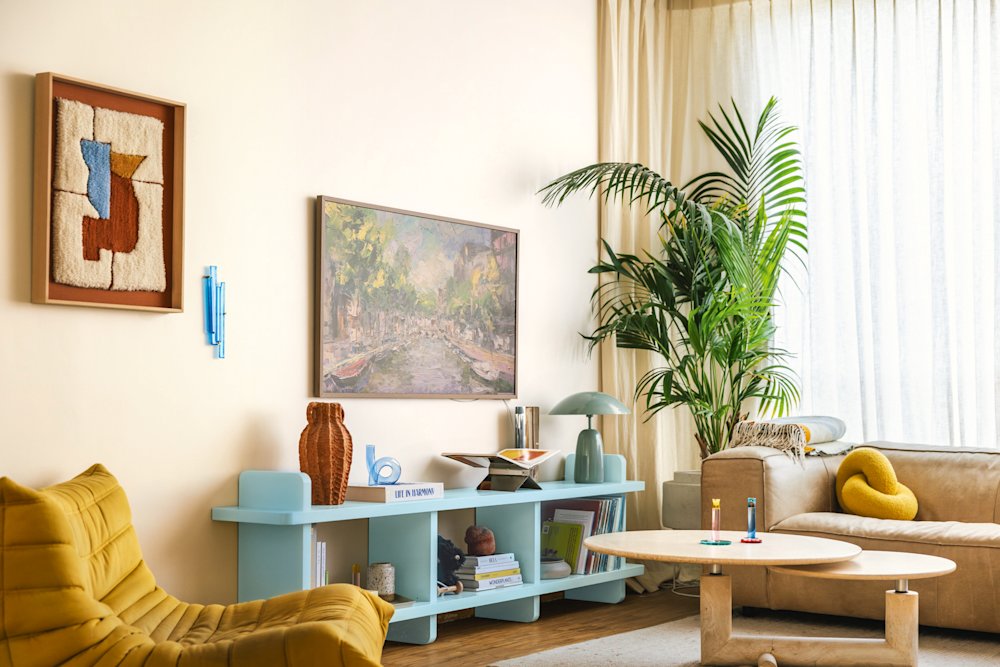 BIMU – woonkamer – off-white - blauw – tv-meubel – woonverhaal Camille bel-étage Berchem – coloramagazine