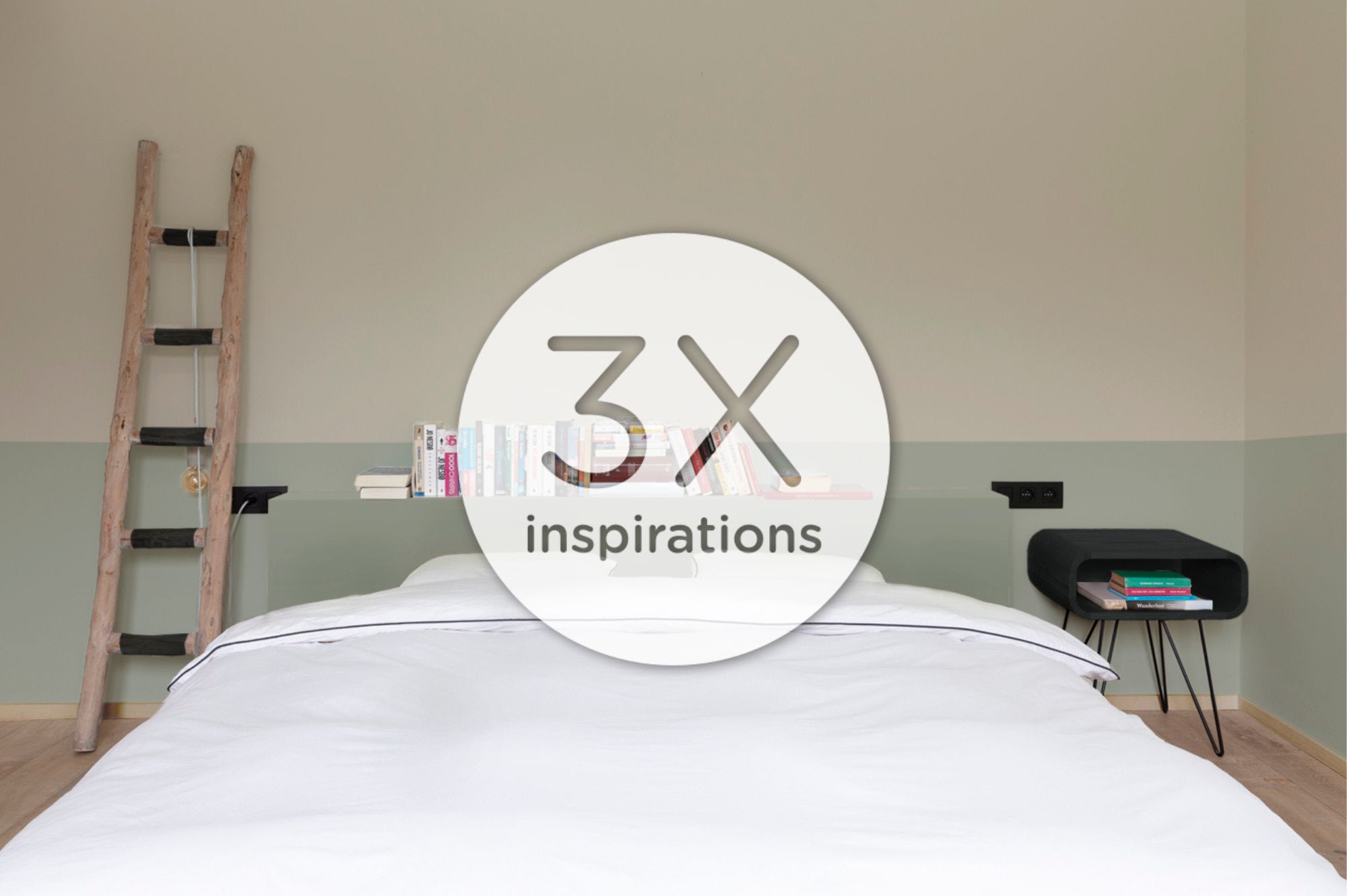 Chambre minimaliste avec un lit soigneusement fait, une étagère flottante avec des livres, une échelle en bois et une petite table d’appoint noire contre des murs clairs. Le texte superposé indique « 3X différent ».