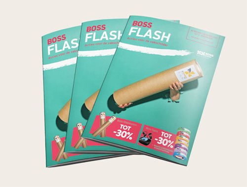 Drie identieke brochures met de titel "BOSS FLASH" tonen een persoon die een grote kartonnen koker vasthoudt tegen een groenblauwe achtergrond.