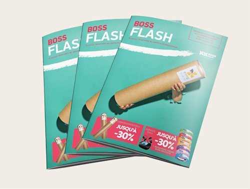 Trois brochures identiques intitulées « BOSS FLASH » montrent une personne tenant un grand tube en carton devant un fond bleu-vert.