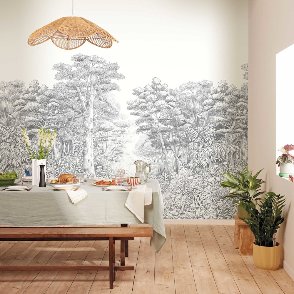 behang - eetkamer - Caselio - Kitchen box - KBO106919037 - wit - zwart - Wand met zwart-wit jungleprint, houten tafel, planten, rieten lamp.