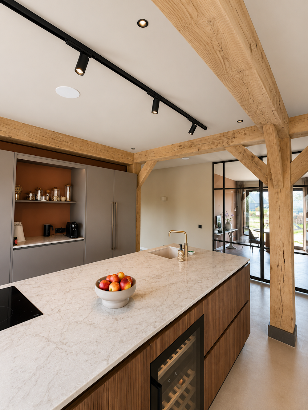 colora inspiratiebeeld – woonverhaal Veghel – Keuken met houten eiland en balken – WE M86 Ancient White
