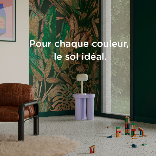 Une chaise en bois clair est posée sur un sol en bois à côté d'une plante en pot sur un support, avec des étagères et une fenêtre en arrière-plan.
