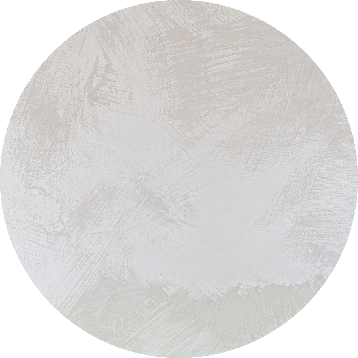 Une surface ronde avec une finition texturée, blanc cassé, avec des motifs de coups de pinceau et de subtiles variations de teinte.
