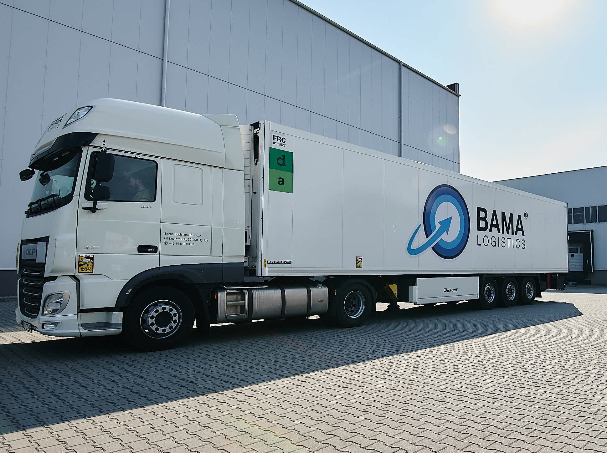 Samochód ciężarowy marki DAF, z naczepą typu chłodnia. Element floty Firmy Transportowo-Spedycyjnej Bama Logistics z Kozłowa. 