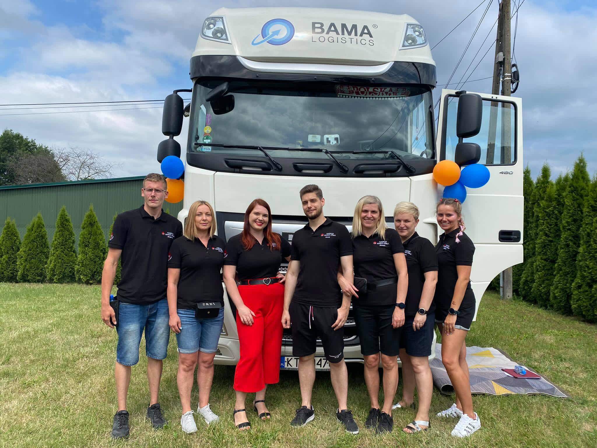 Pracownicy Firmy Bama Logistics, będący równocześnie wolontariuszami  Fundacji Gorąca Cegła, z siedzibą w Kozłowie