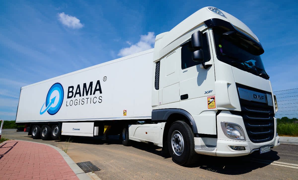 Samochód ciężarowy marki DAF, z naczepą typu chłodnia. Element floty Firmy Transportowo-Spedycyjnej Bama Logistics z Kozłowa. 