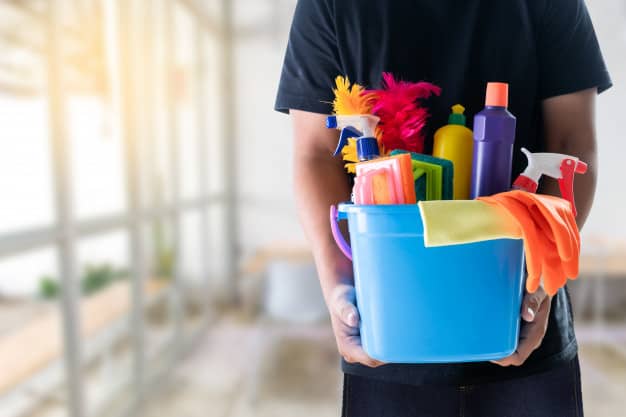 homem-limpeza-servico-conceito-sala-limpa-e-escritorio-ferramentas 36325-1163