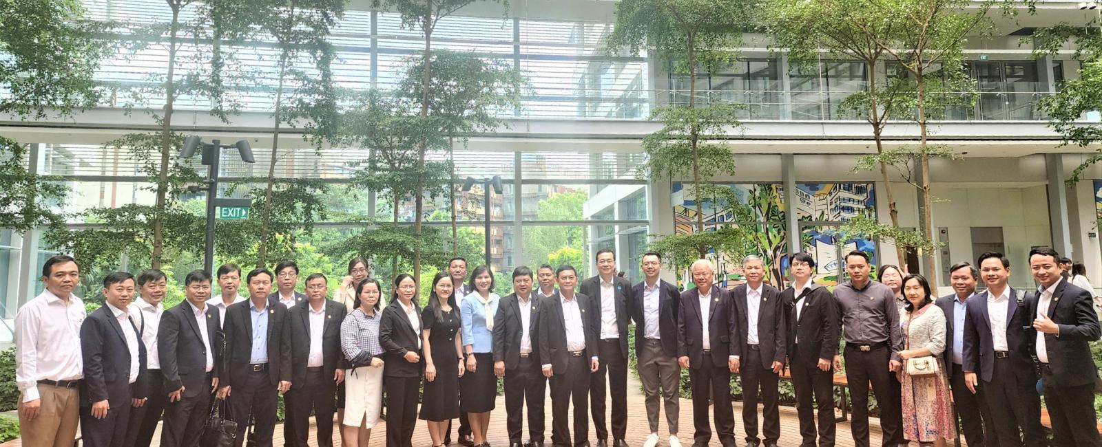 Đoàn cán bộ cấp ủy tỉnh Bình Dương khảo sát thực tế về phát triển đô thị và năng lượng tái tạo bền vững