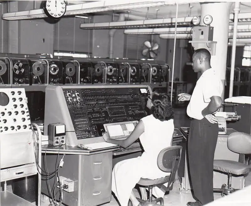 Computer Programing a Brief History- 1024px-Univac I at Census Bureau with two operators-800x657