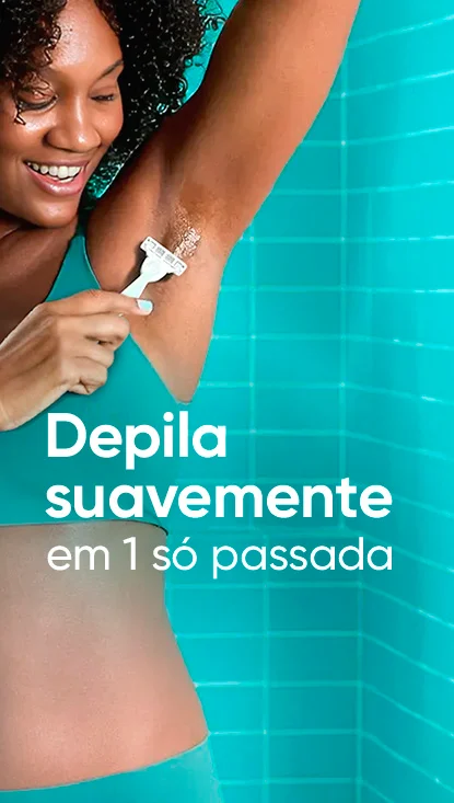 Uma pessoa usando um biquíni azul em um banheiro de azulejos azuis raspando a axila
