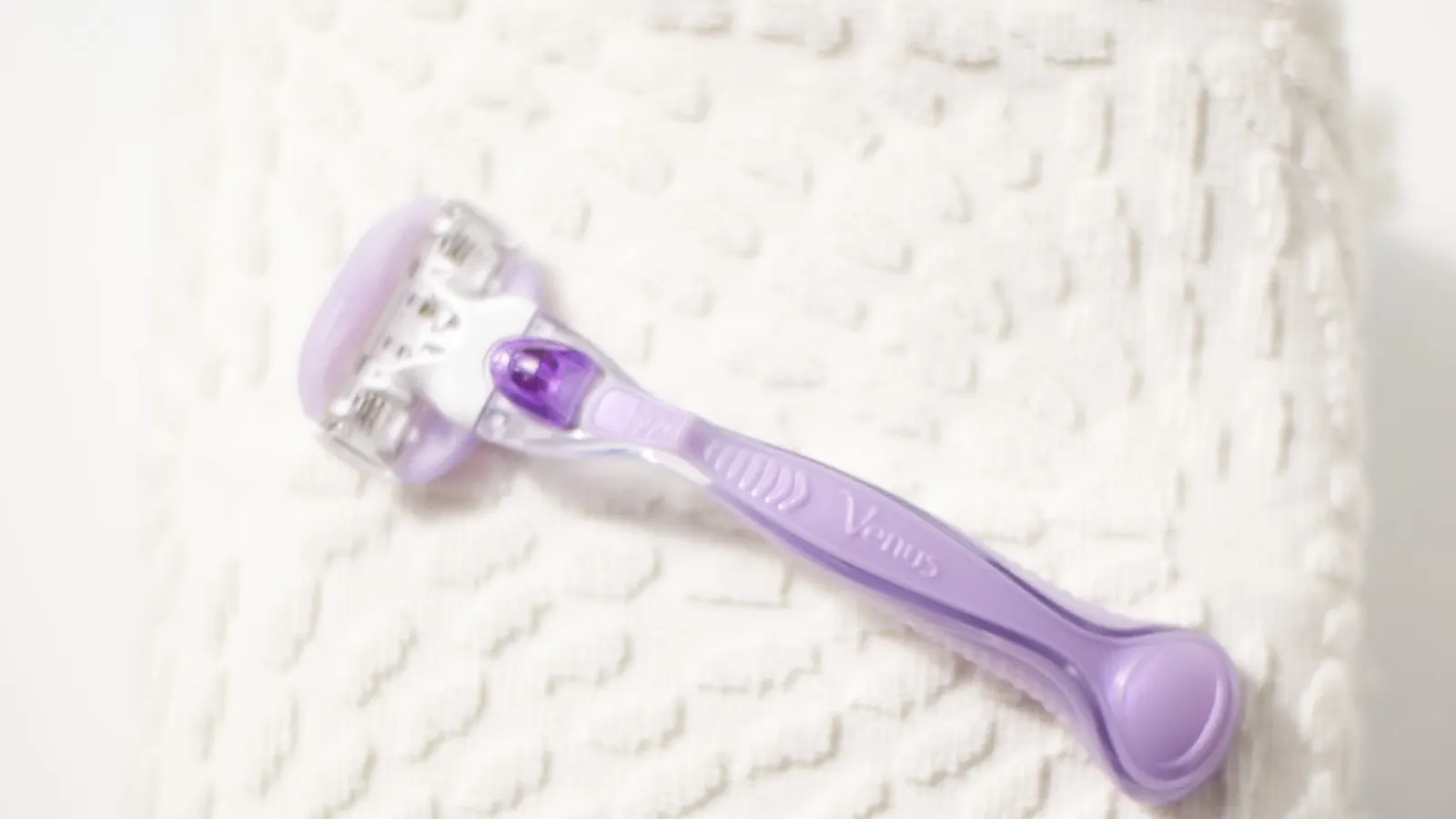 Refillable razor Gillette Venus Comfortglide Breeze on the towel.