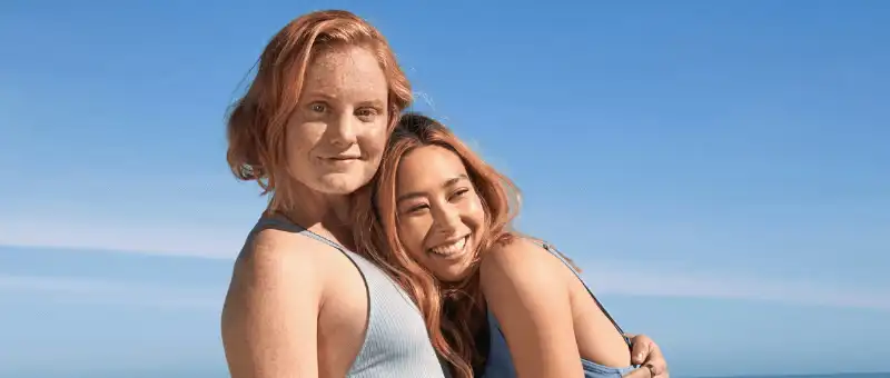 Dos mujeres, sonriente