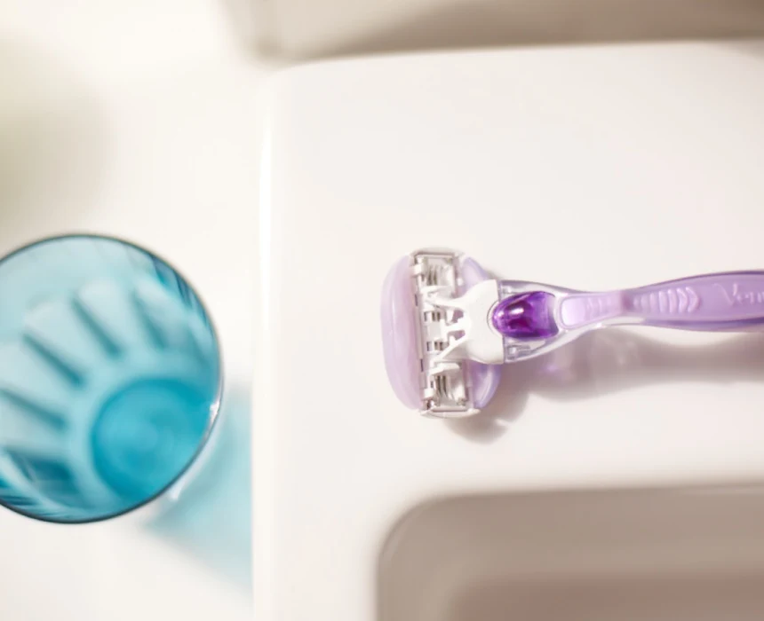 Refillable razor Gillette Venus Comfortglide Breeze.