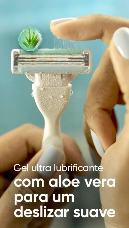 Foto em close de uma lâmina de barbear com o dedo mostrando a característica do gel de aloe vera