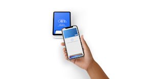 Cliente pagando con Apple Pay