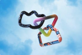 A photography of three colorful 3D-rendered links linked together floating on a blue sky background