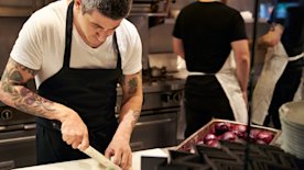 Cocinero preparando comida en un restaurante