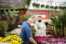 Empleada enseñado a un cliente dónde está el producto