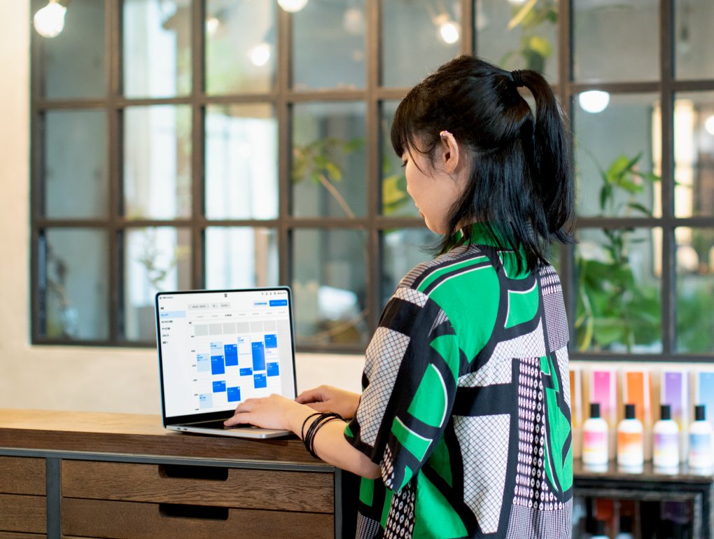 PD05285 - JP two column images b 02 appointments green shirt