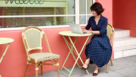 Empresaria trabajando con su ordenador en una terraza