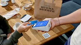 Cliente pagando con su tarjeta de crédito en un terminal de Square