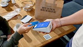 Cliente pagando con su tarjeta de crédito en un terminal de Square