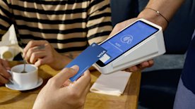 Cliente pagando con su móvil en un dispositivo Square