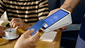 Cliente pagando con su móvil en un dispositivo Square